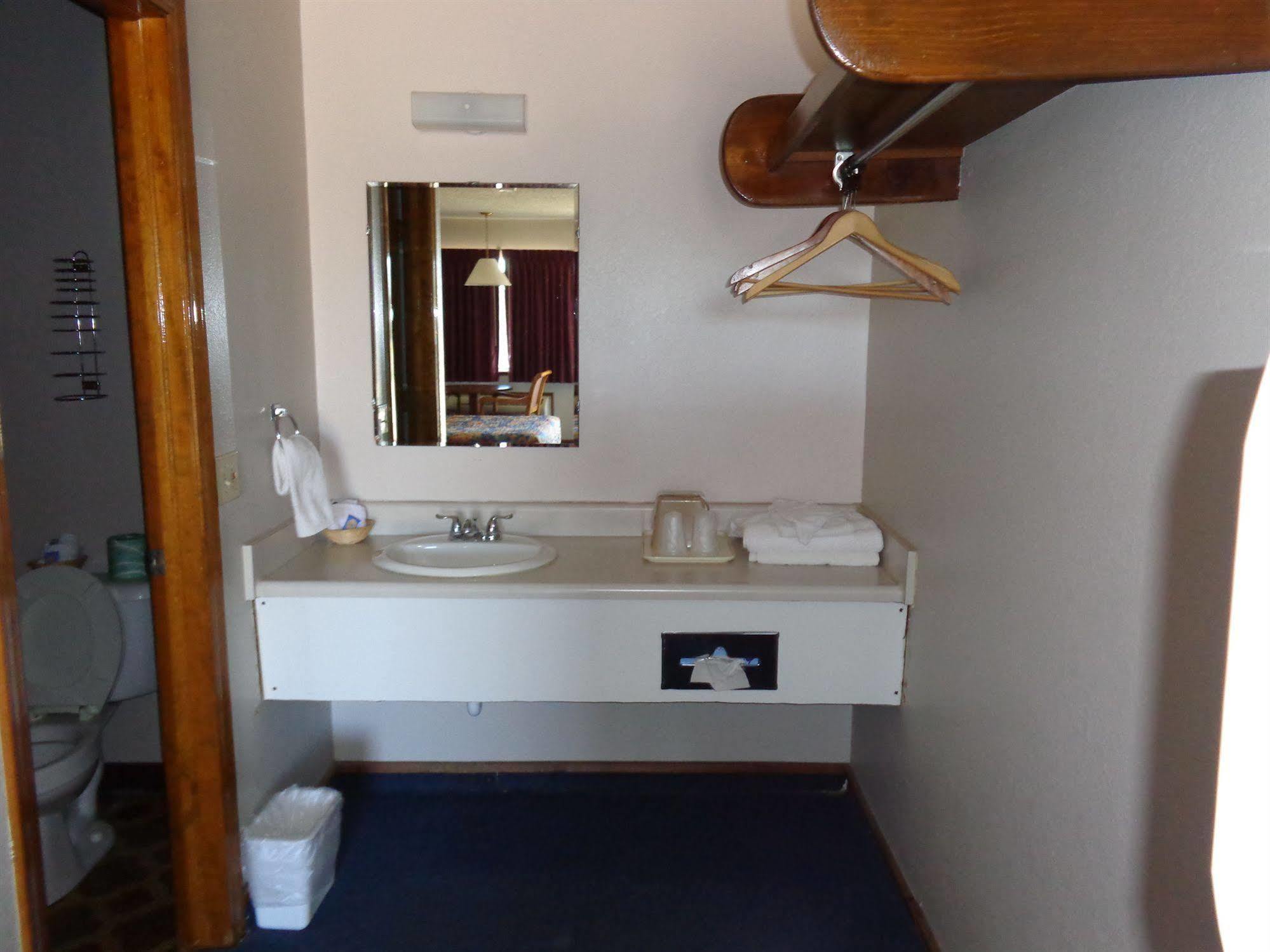 National 9 Inn Garden City Extérieur photo